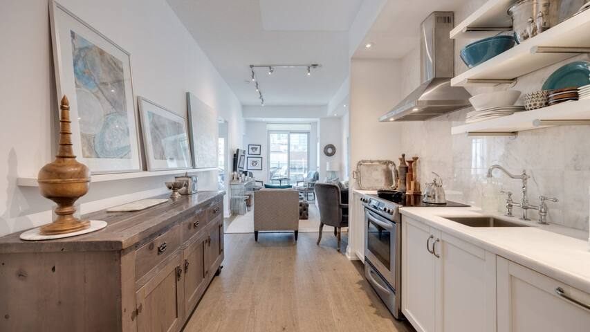 Urban Gem with Large Private Patio in DWTN Toronto gallery image 4