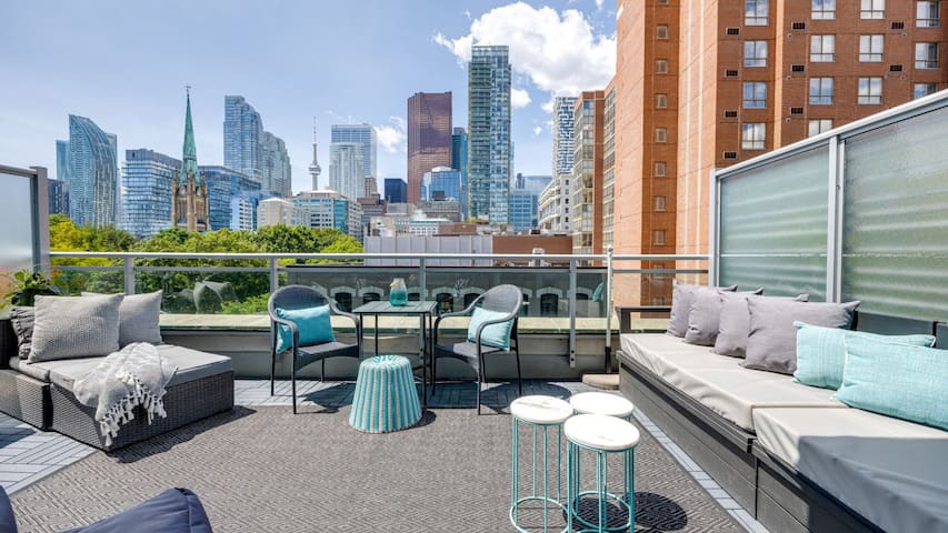 Urban Gem with Large Private Patio in DWTN Toronto