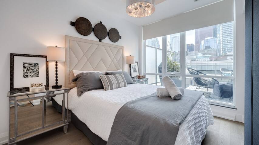 Urban Gem with Large Private Patio in DWTN Toronto gallery image 3