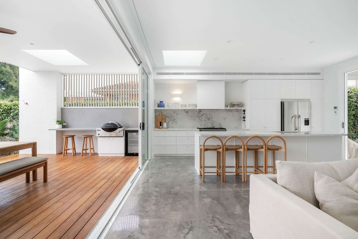 Top Airbnb: Rubus Green, Berry - by Linnaeus Collection in Berry