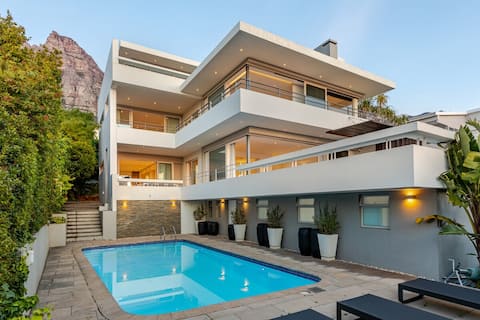 Aquatic Villa with Stunning Views: Your Paradise