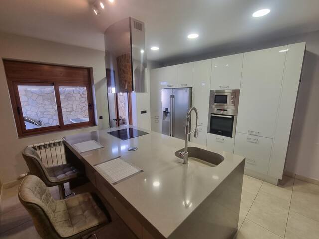 House with private jacuzzi and barbecue 500m beach gallery image 5