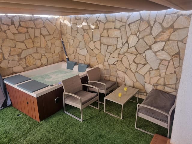 House with private jacuzzi and barbecue 500m beach