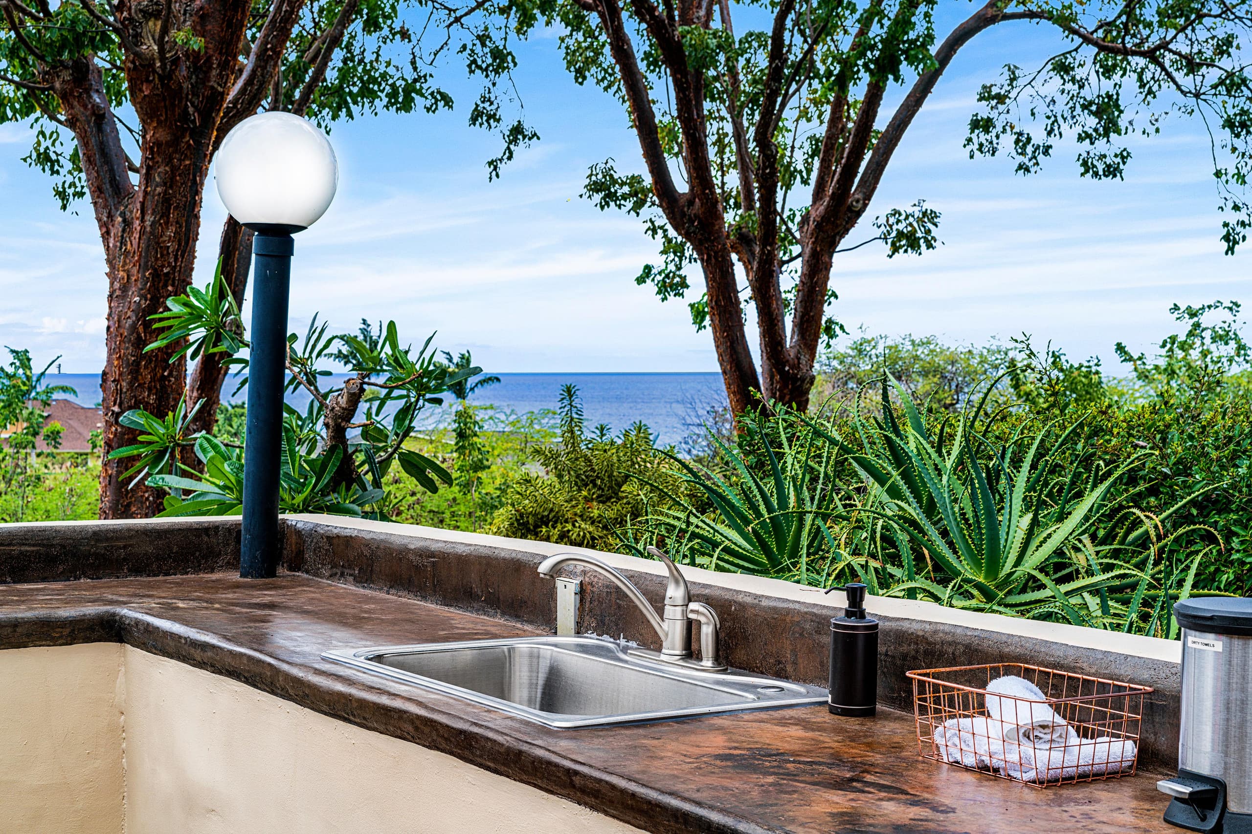Condo in Kailua-Kona · ★4.93 · 1 bedroom · 2 beds · 1 private bath - Image 22