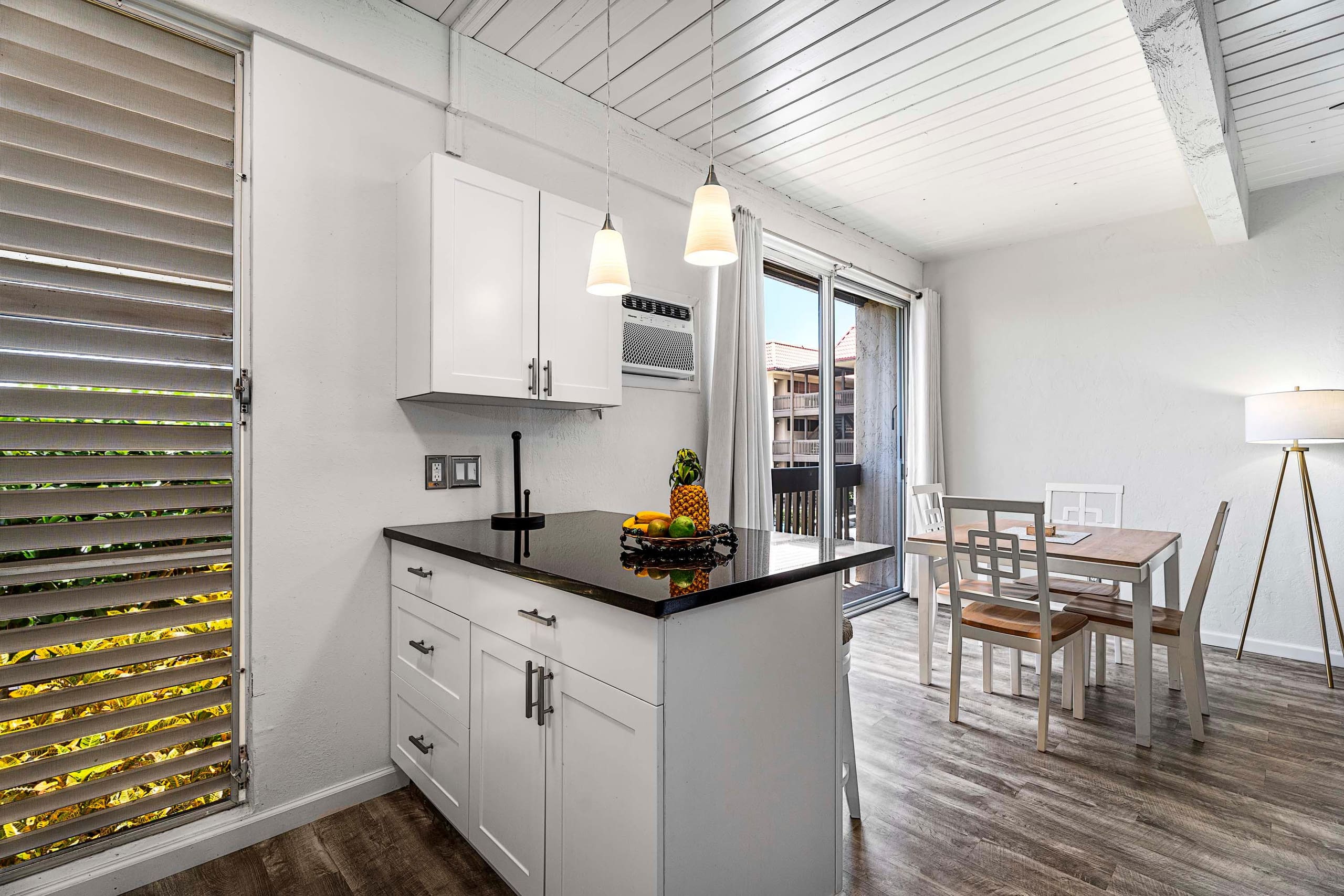 Condo in Kailua-Kona · ★4.93 · 1 bedroom · 2 beds · 1 private bath - Image 5