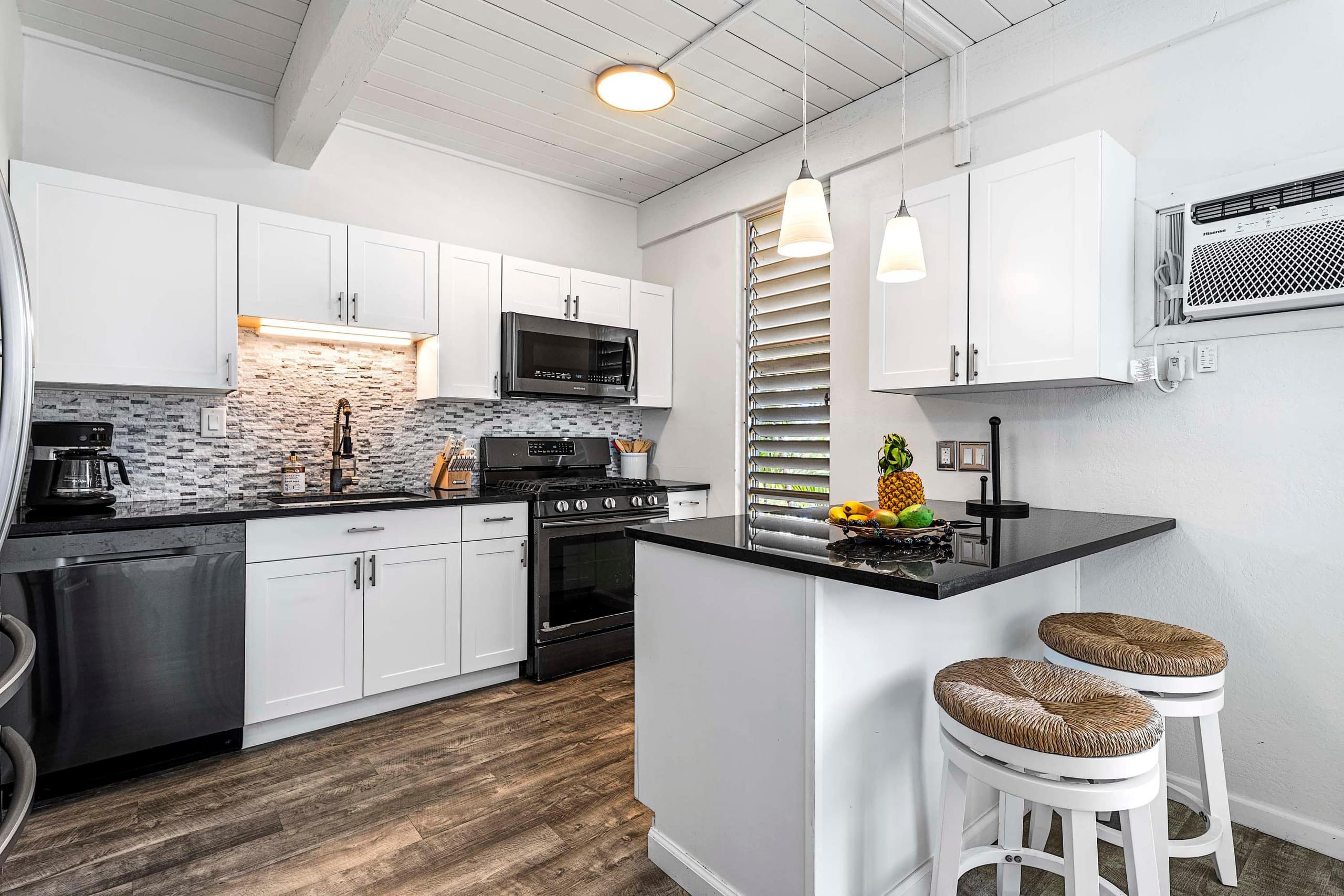 Condo in Kailua-Kona · ★4.93 · 1 bedroom · 2 beds · 1 private bath - Image 2
