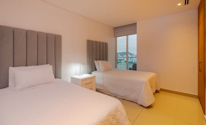 我们的房间配有柔软舒适的床铺，让您尽情休息，享受前所未有的海滨公寓