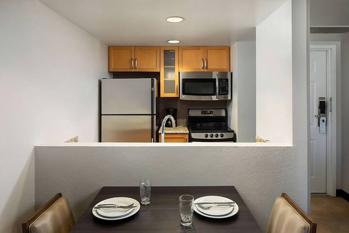 Excellent Choice! 3 Spacious Suites with Kitchens gallery image 4