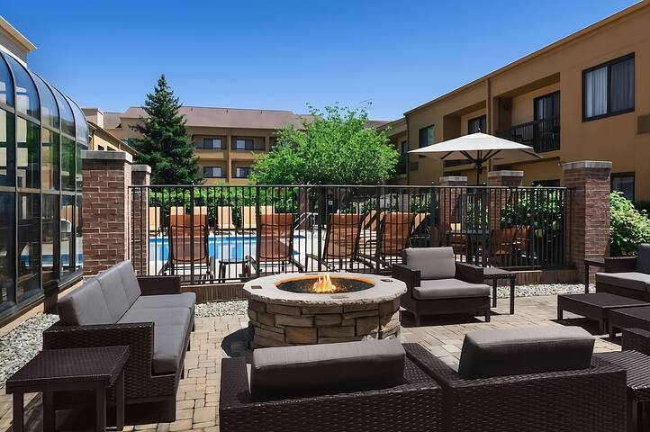 You Found it! 2 Posh Units, Free Parking, w/ Pool gallery image 2