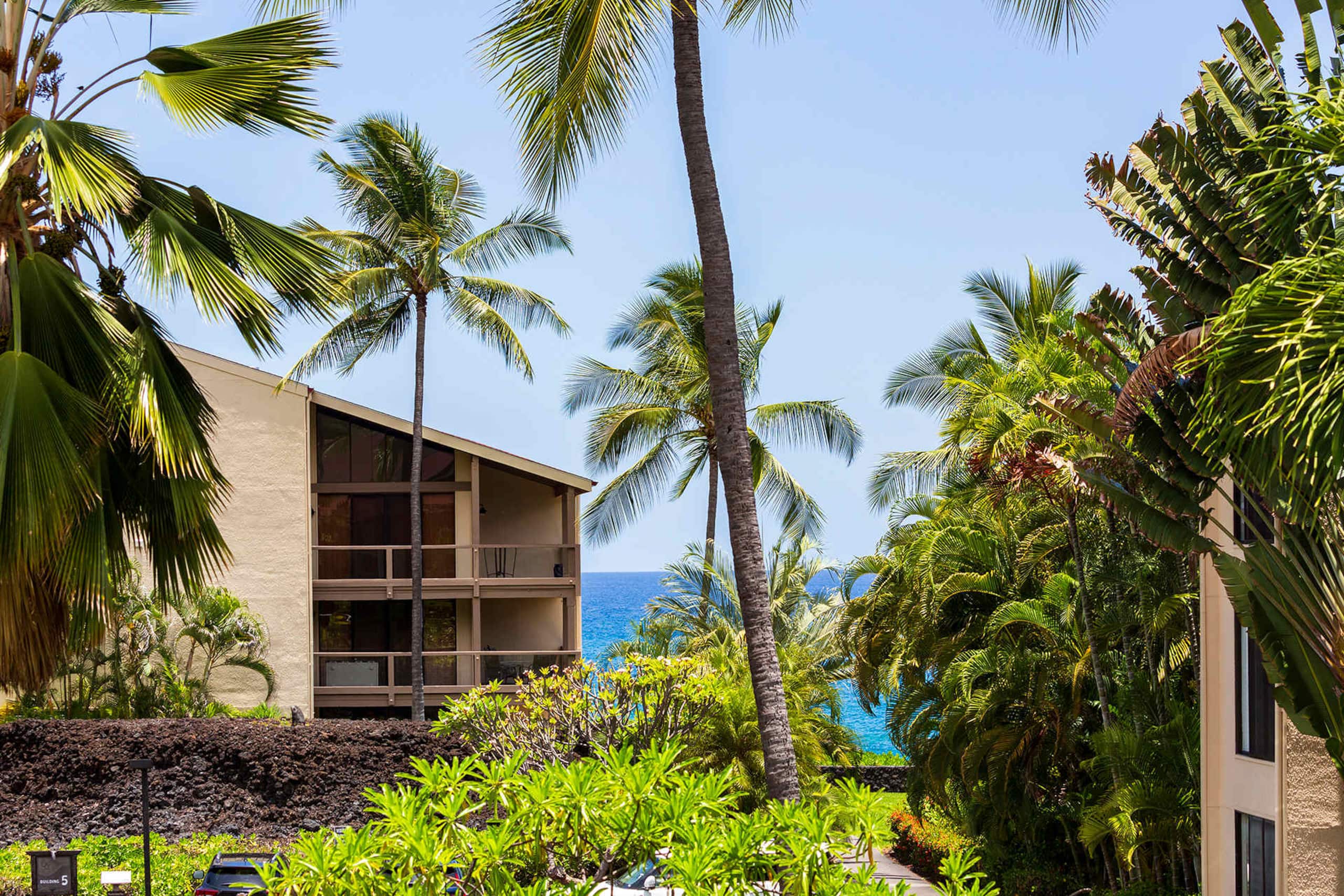 Condo in Kailua-Kona · ★4.71 · 2 bedrooms · 2 beds · 2 baths - Image 4