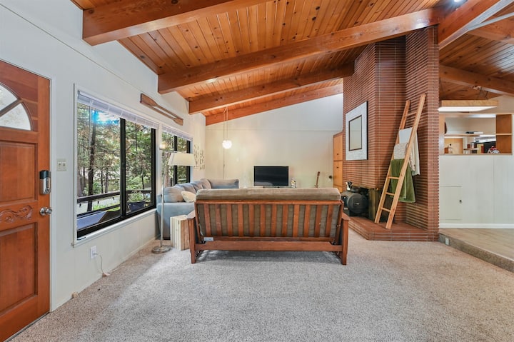 2bd 1ba Cozy Fireplace & Outdoor Entertaining Area - Arnold, CA