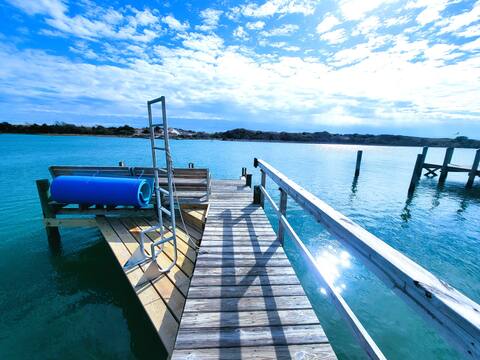 Waterfront with dock, Hottub, 3 miles to beach