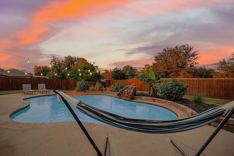 Spacious 5BR Pool Retreat w Spa & Movie Room