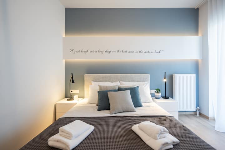 Dhomat e gjumit kanë dyshekë prej pelushi dhe krevate dhe një skemë dekori relaksuese
- të gjitha të favorshme për një gjumë të mirë gjatë natës