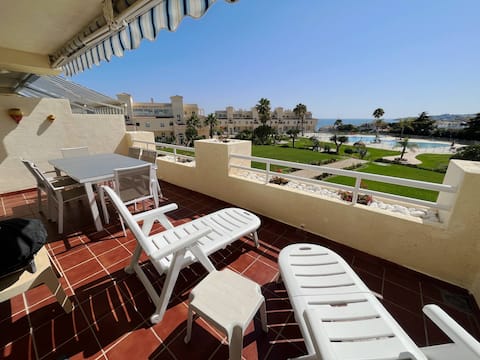 Anuncio de Airbnb popular: Sea View Terrace, Pools & Beach Walk. 2 Bed en Mijas