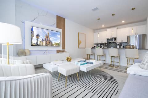 4BR Storey Lake Townhome, Private Pool