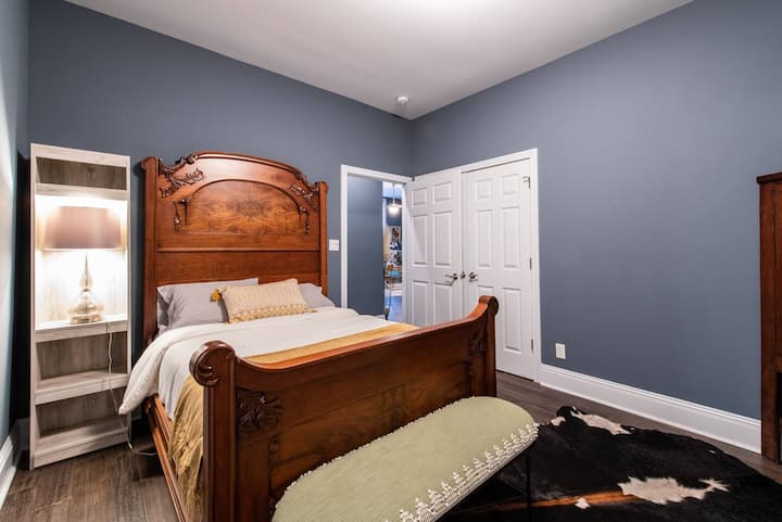 Shijo krevatin me madhësi "queen" poshtë korridorit nga dhoma e ndenjjes. Kjo dhomë gëzon një banjë të plotë që lidhet edhe me korridorin. 