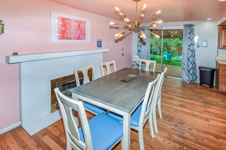 Charming Five Bedroom Denver Home | The Pink Palac - 덴버