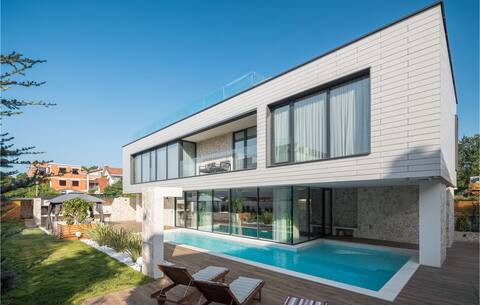 4 bedroom beautiful home in Funtana