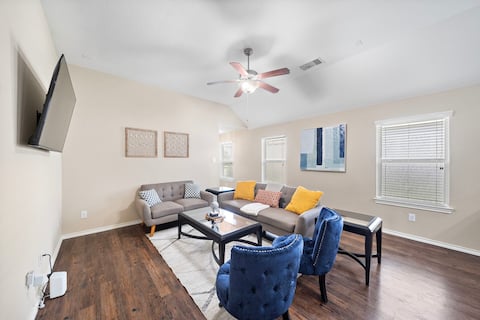 Cozy Getaway Nr Airport | WiFi | BBQ | Yard | Pet