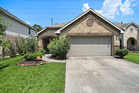 Cozy Getaway Nr Airport | WiFi | BBQ | Yard | Pet