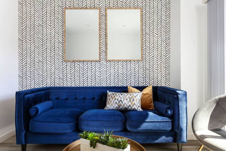 Roomy 4BR Townhouse | WiFi + Parking gallery image 5