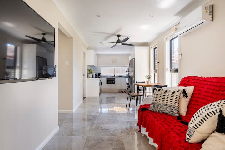 Lrg Group Retreat (Sleeps 11) – 2 Min to Hospital