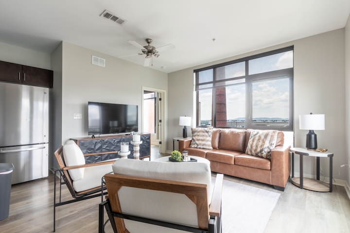 Luxurious large Downtown Top Floor 2bd2bth #621 gallery image 3