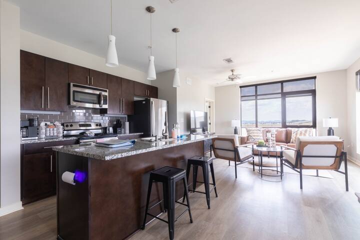 Luxurious large Downtown Top Floor 2bd2bth #621 gallery image 5