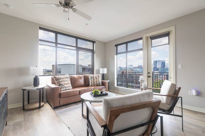 Luxurious large Downtown Top Floor 2bd2bth #621 gallery image 2