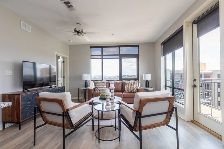 Luxurious large Downtown Top Floor 2bd2bth #621 gallery image 4