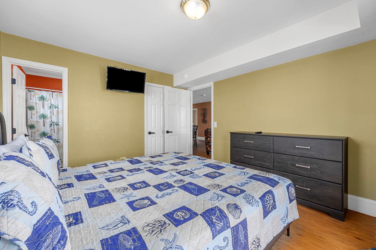 Нуди мирен одмор со удобен мебел, обезбедувајќи мирен ноќен сон.