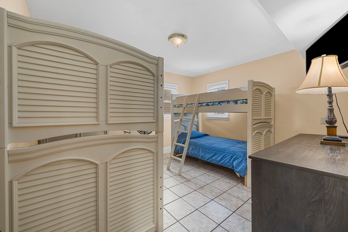 Искусете го крајбрежниот шарм и релаксација во овој приватен рај во рамките на нашиот имот на плажа.