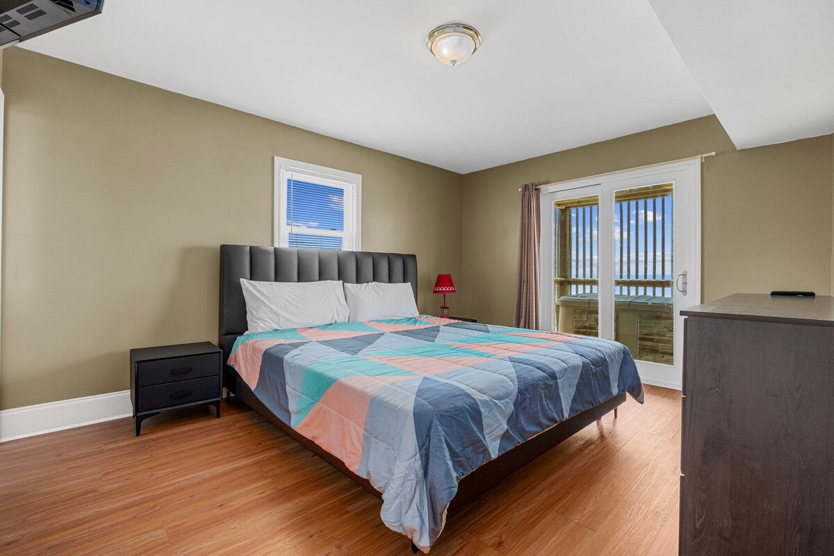 Уживајте во неверојатен поглед на изгрејсонце од вашата спална соба со поглед кон океанот.