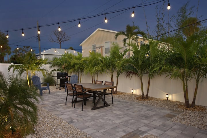 Mid-island, Completely Renovated, 1 Bedroom/1 - Fort Myers Beach, FL