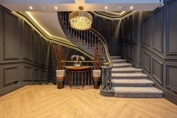 Elegant & Luxurious | Central Chinatown Residence gallery image 3