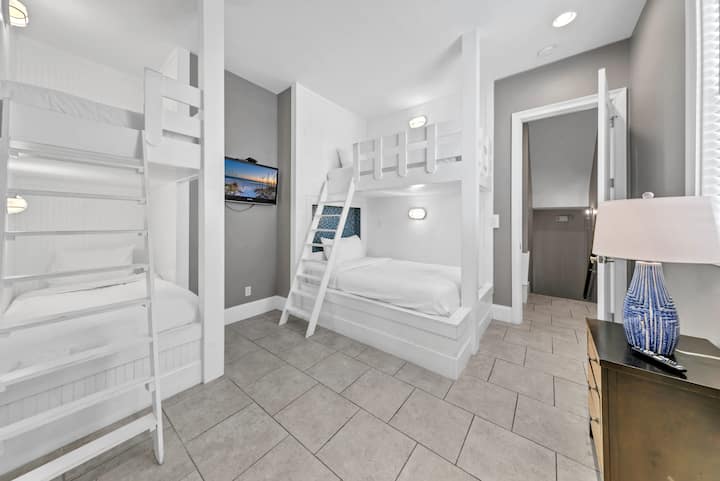 Habitación con litera personalizada en el segundo piso con 1 cama individual/individual y 1 cama individual/litera completa