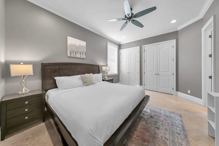 Suite King en el tercer piso con baño privado adjunto