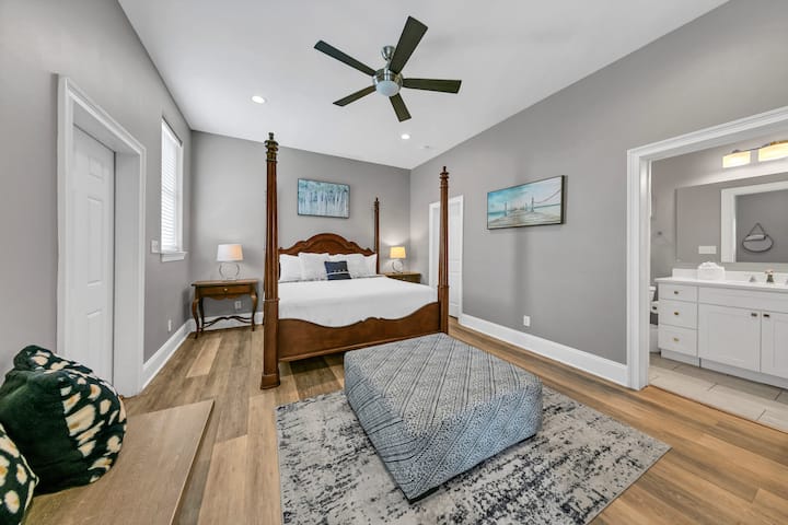 Suite tamaño king en el primer piso con baño privado