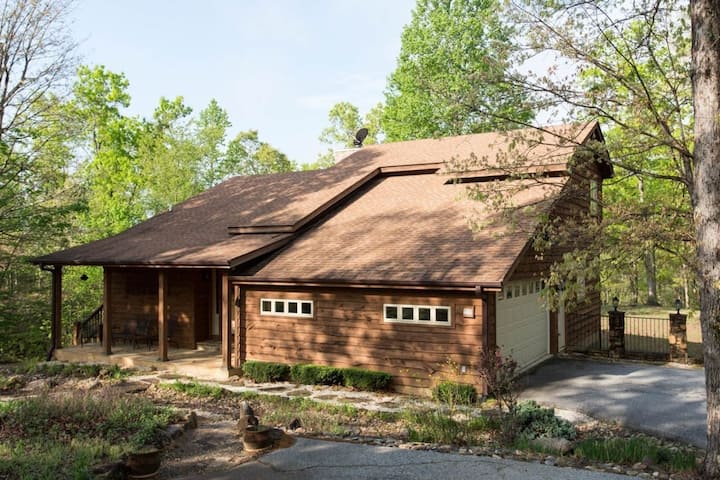 Pet Friendly, Fire Pit, 1/2 Mile From Lake Adger - Chimney Rock, NC