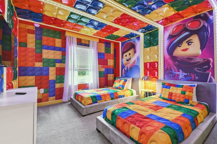 Disfruta de un dormitorio caprichoso con paredes de colores y ropa de cama vibrante para un ambiente lúdico. Dos camas acogedoras aseguran noches de descanso, mientras que la decoración alegre con personajes queridos agrega diversión a tu estancia.