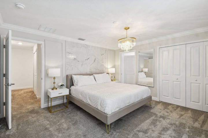 Disfruta de noches tranquilas en este dormitorio bellamente diseñado con una lujosa cama tamaño queen y tonos neutros relajantes. El elegante candelabro agrega sofisticación, mientras que los amplios armarios proporcionan un amplio espacio de almacenamiento para tus pertenencias.