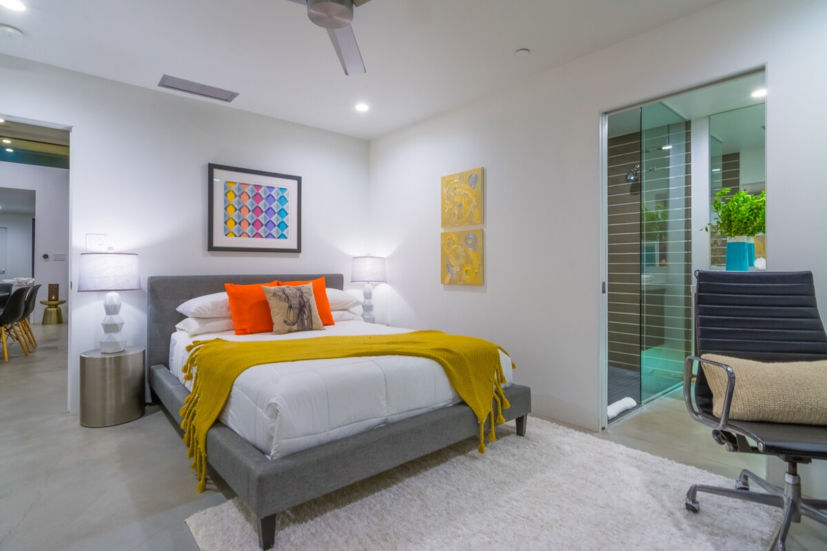 Spavaća soba 3 s originalnim umjetničkim djelima te stolicom i radnim stolom Eames