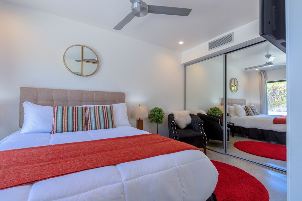 Spavaća soba 2 s ogromnim ormarom s ogledalima. Svaka spavaća soba ima privatne kupaonice, stropne ventilatore, zidne televizore s ravnim ekranom s daljinskim upravljačem i vrata koja vode do privatnih vanjskih prostora