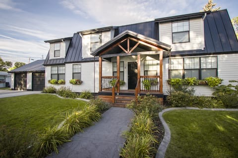 Opulent Great Falls 5-Bed Luxe Retreat | Hot Tub