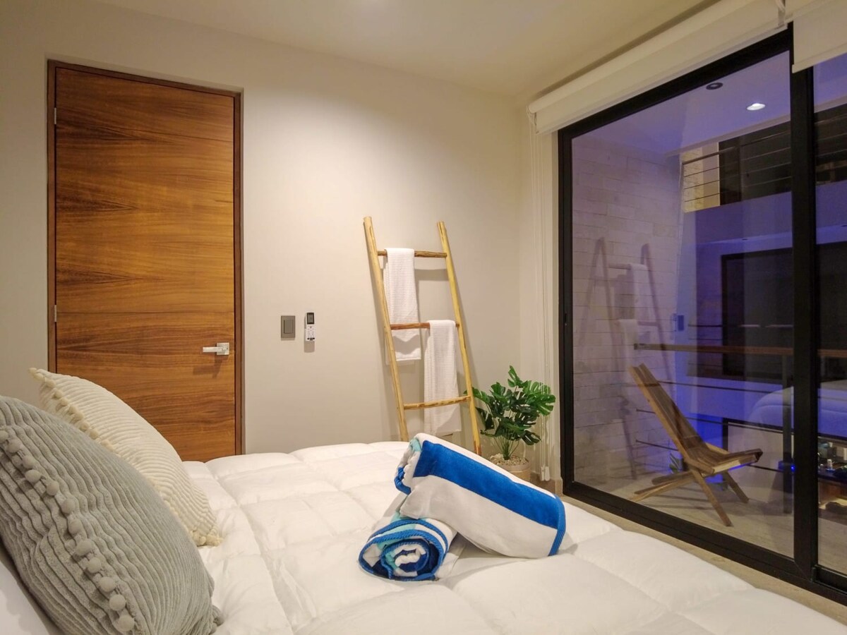 חדר שינה ראשי עם מרפסת