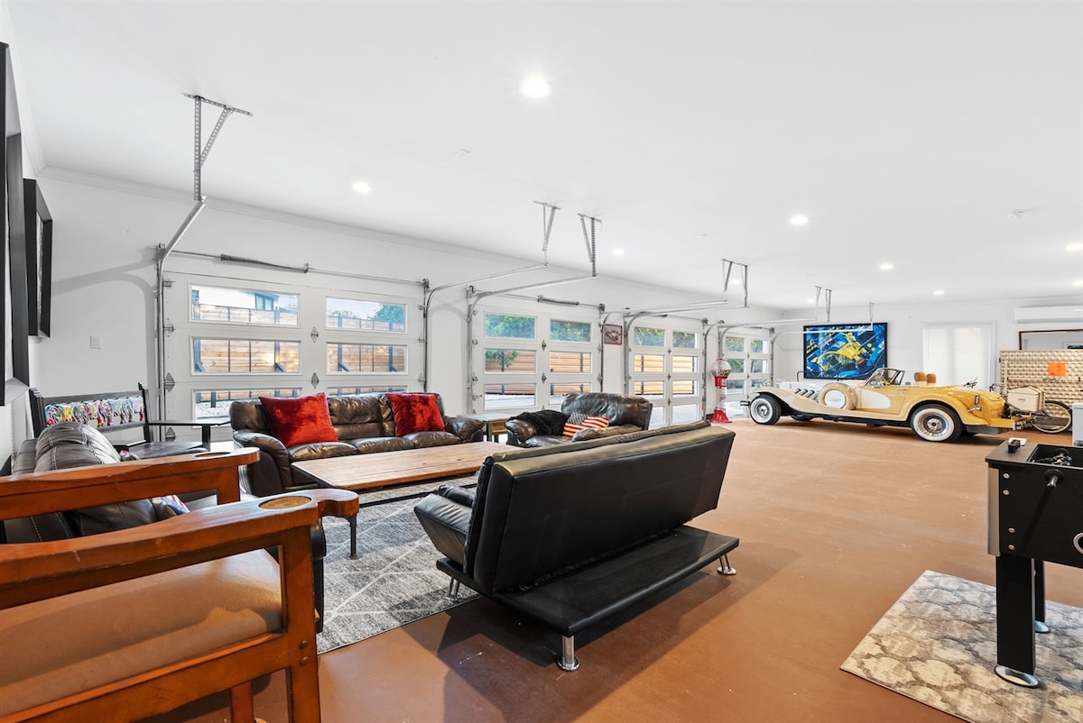 Popular Airbnb listing: The Gatsby Mansion a Luxury Estate with Casino in Hudson Bend