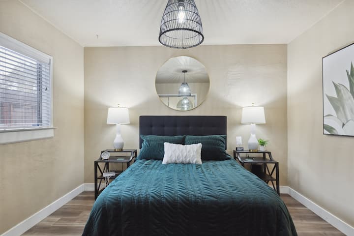 Volledig bed, kast, oplaadmogelijkheden.