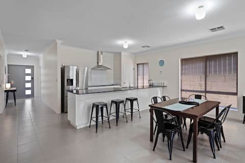 4 Comfy Spacious Family Home