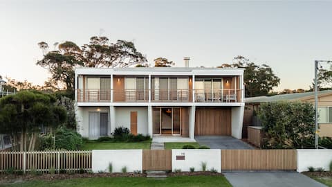 Successful Airbnb property: 'The Dawn'- Beachside luxury 50m from beach in Callala Beach